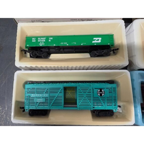 Bachmann Set of 4 HO Freight Cars - Union Pacific, Gerber, Santa Fe, Burlington - Picture 4 of 7